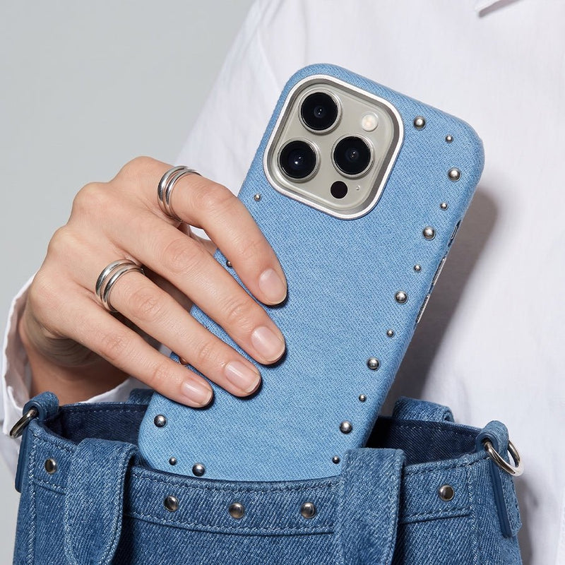 Detalle del acabado vaquero de la funda Denim MagBattery para iPhone 14 Pro Max
