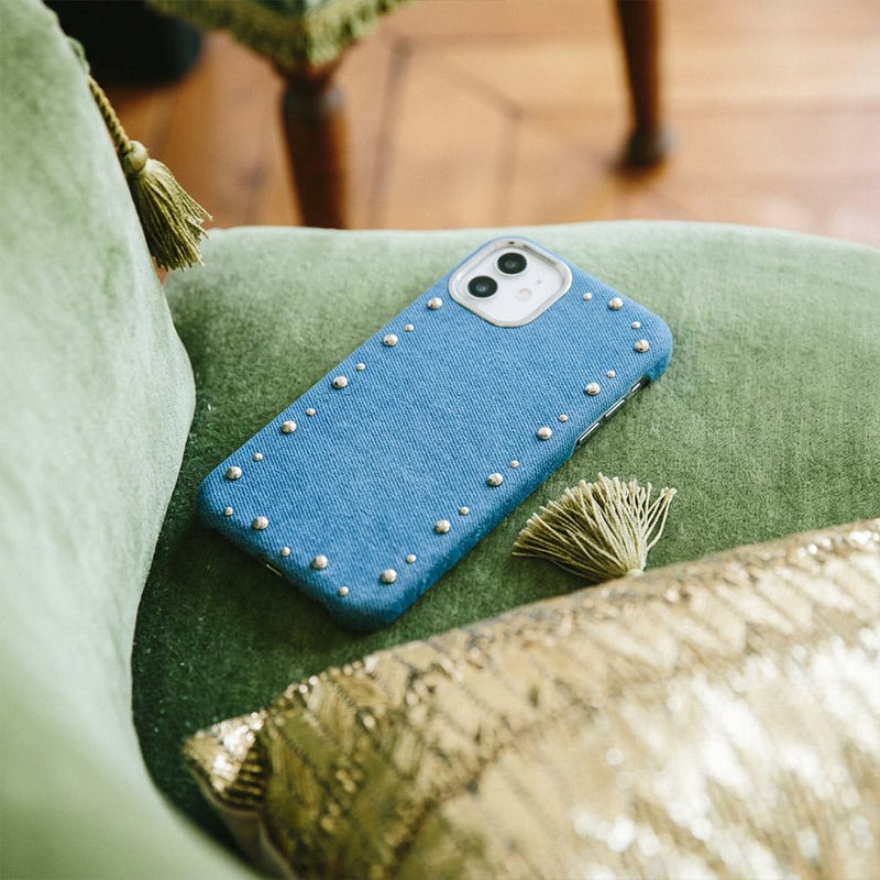Carcasa Denim MagBattery para iPhone 11 — vista en ángulo estilo casual

