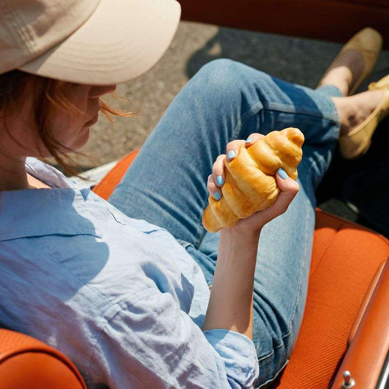 Squishy con olor a croissant vista lateral
