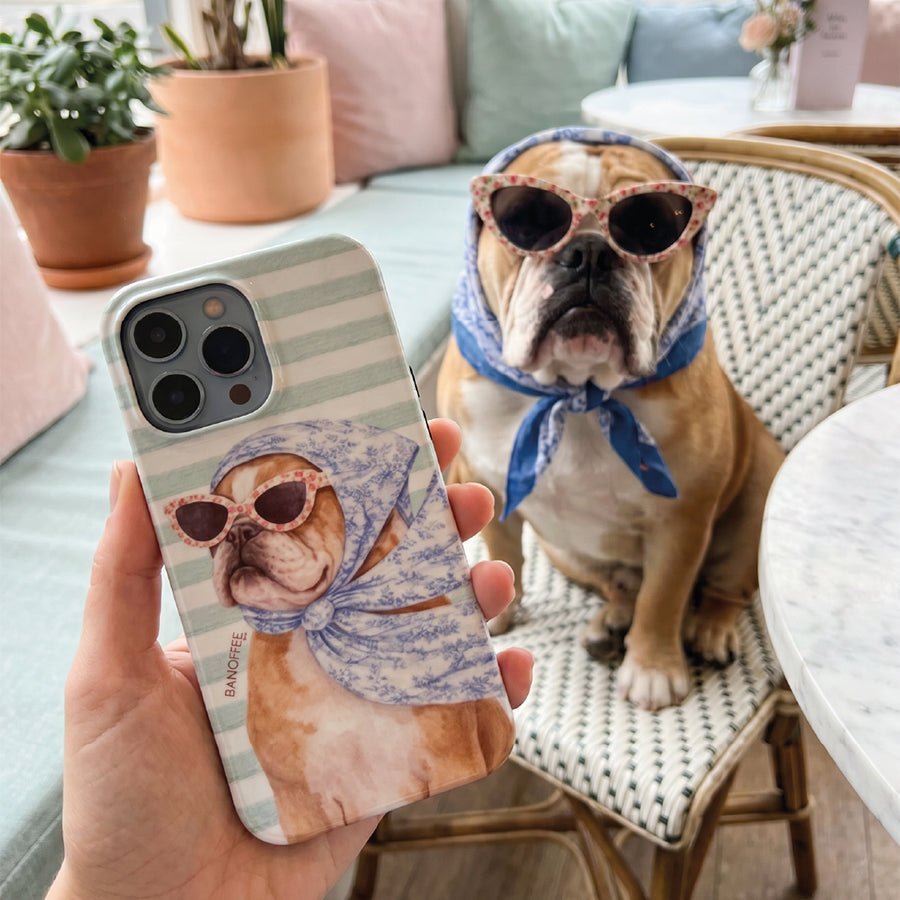 Detalle de la ilustración bulldog en la funda Banoffee BCN con paleta burdeos y turquesa
