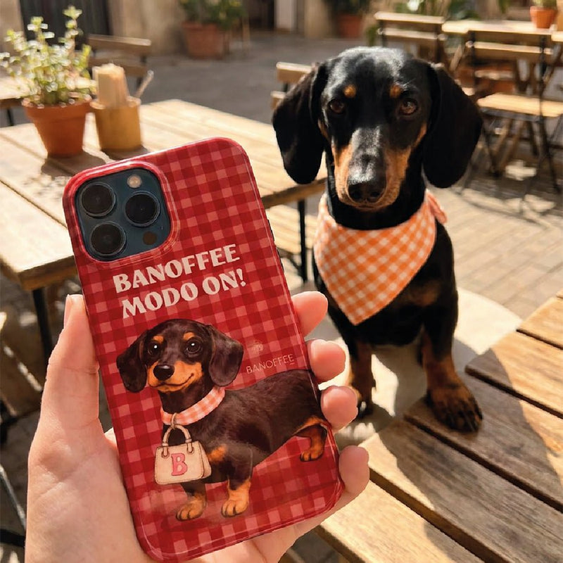 Funda Banoffee BCN Teckel Picnic vista trasera sobre móvil – colección La Casa de las Carcasas
