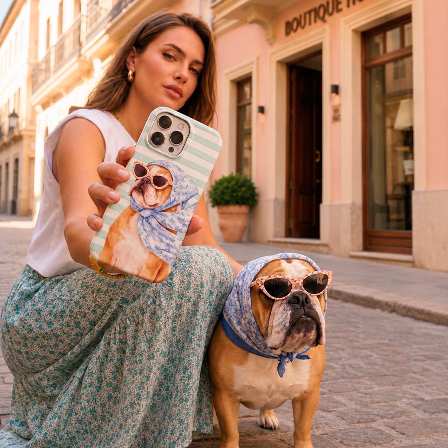 Funda Banoffee BCN Bulldog Riviera vista trasera sobre móvil – colección La Casa de las Carcasas
