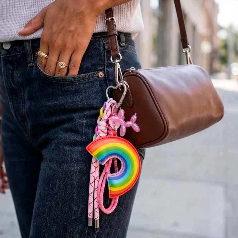 Charm colgante arcoíris enganchado a mochila