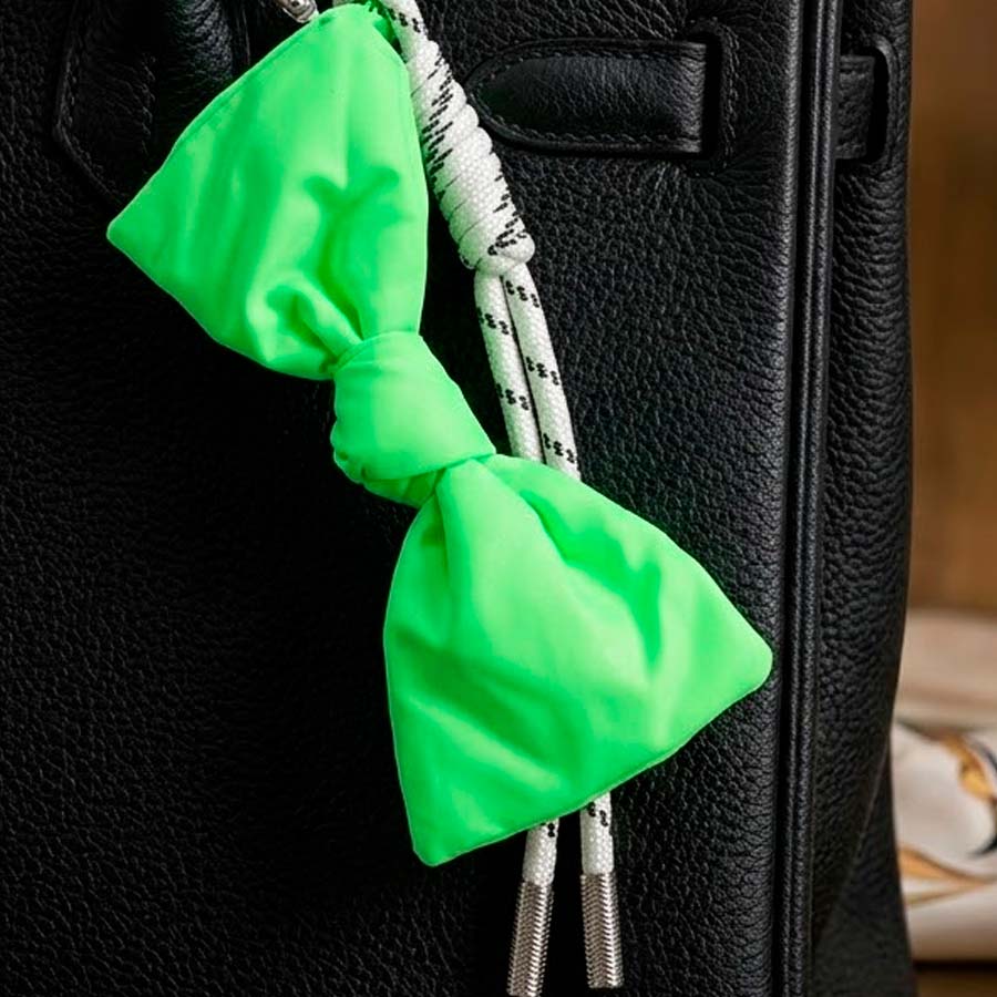 Charm colgante lazo como phone charm en funda