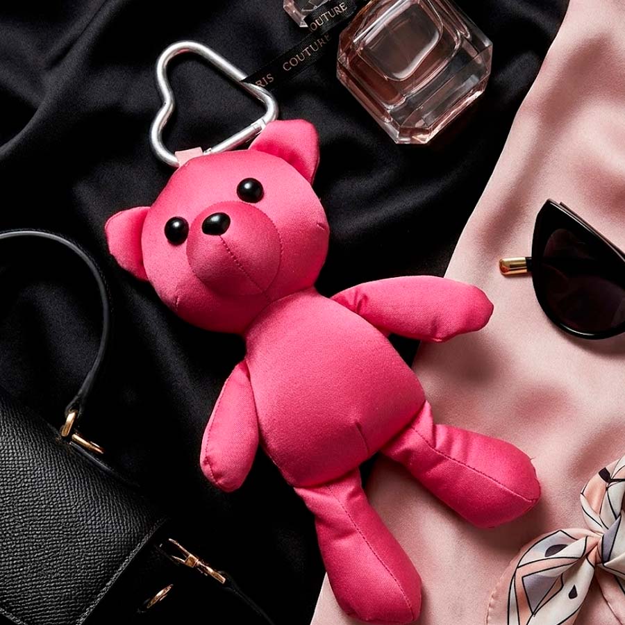 Charm colgante osito enganchado a mochila escolar