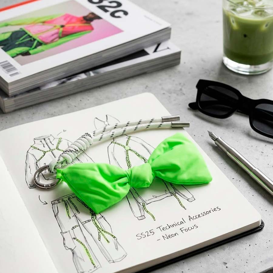 Charm colgante lazo - detalle del diseño femenino